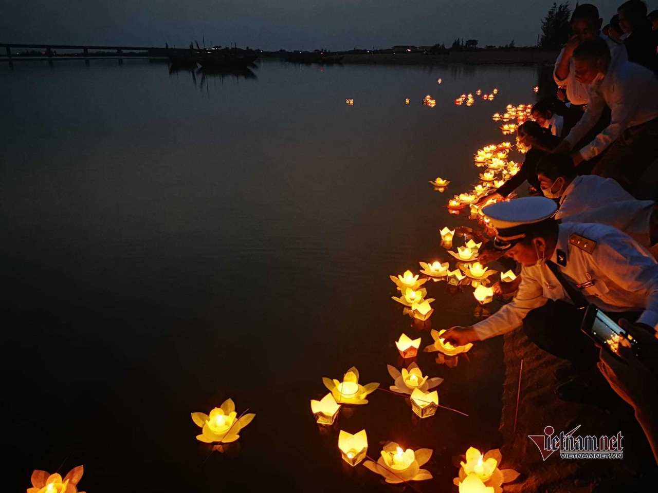 Những ngọn nến lung linh được thả xuống cửa biển