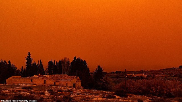 Châu Âu bị 'tấn công' bởi bão bụi bất thường từ sa mạc Sahara