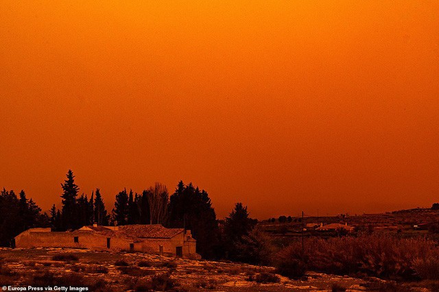 Châu Âu bị 'tấn công' bởi bão bụi bất thường từ sa mạc Sahara