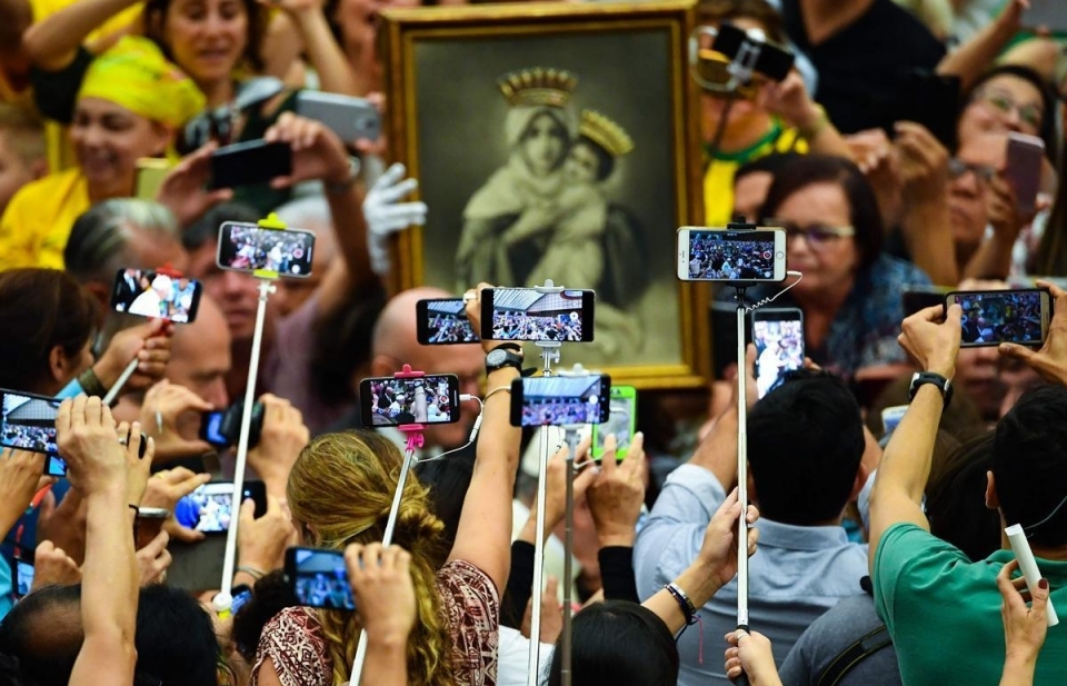 "Choáng" với hình ảnh “xã hội smartphone” mọi lúc, mọi nơi