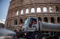 italy thot tim man giao bong tennis tren mai 2 can ho