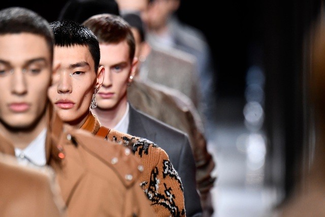 Thời trang thể hiện cá tính, gu thẩm mỹ, thậm chí là quan điểm. Thời trang thể hiện cá tính, gu thẩm mỹ, thậm chí là quan điểm.