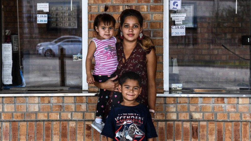 Giấc mơ Mỹ và ước muốn đoàn tụ gia đình của những bà mẹ trẻ