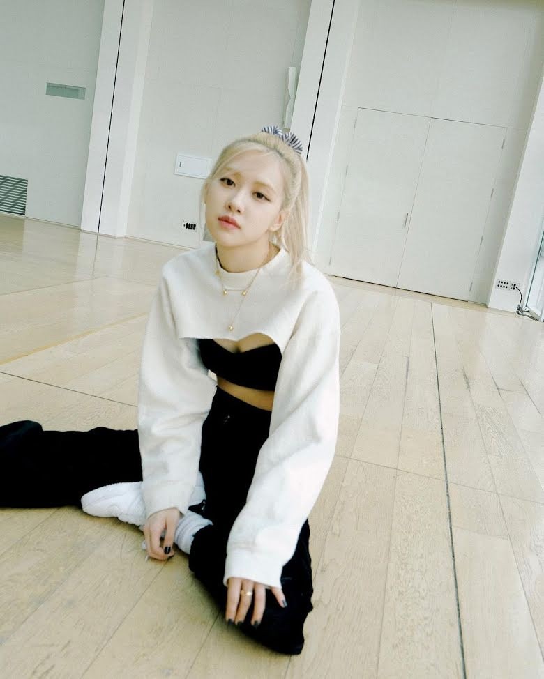 Bóc giá trang phục sân khấu 'On The Ground' của Rosé (BLACKPINK)