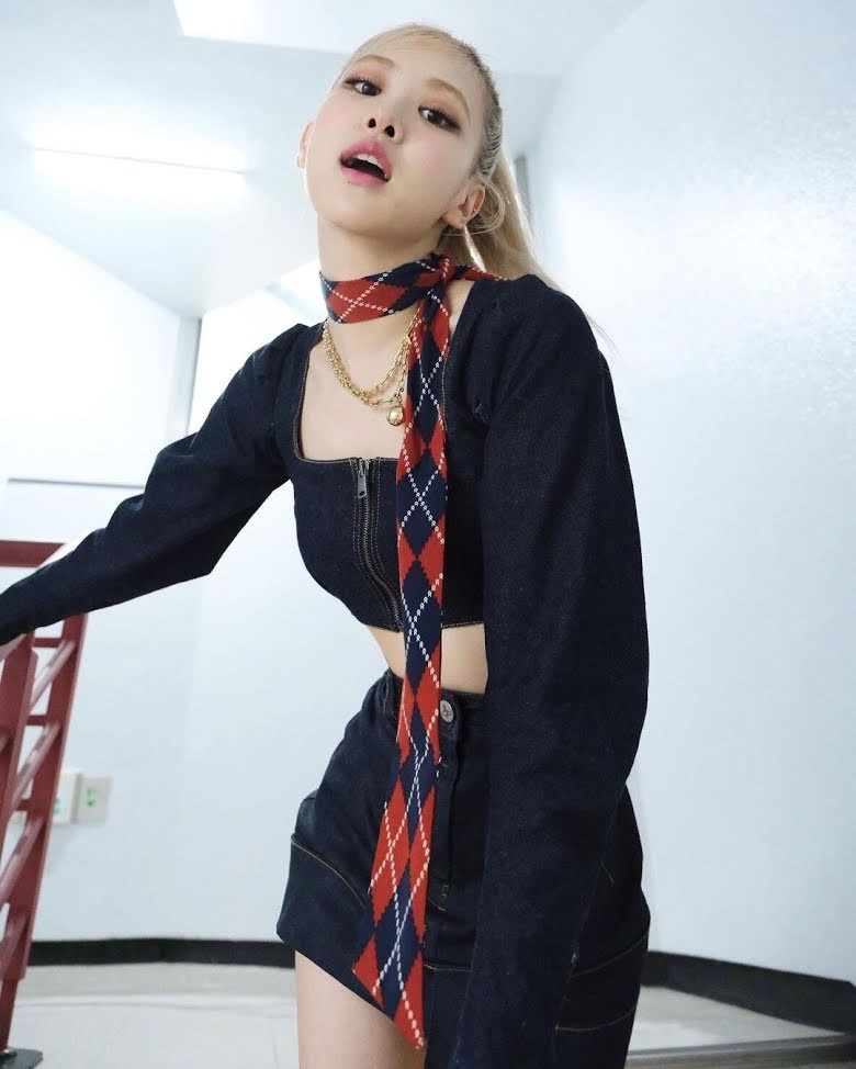 Bóc giá trang phục sân khấu 'On The Ground' của Rosé (BLACKPINK)