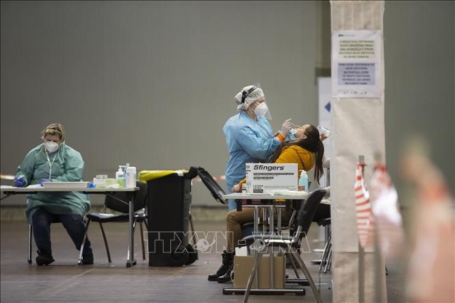Nhân viên y tế lấy mẫu dịch xét nghiệm COVID-19 cho người dân tại Ljubljana, Slovenia, ngày 25/1/2021.
