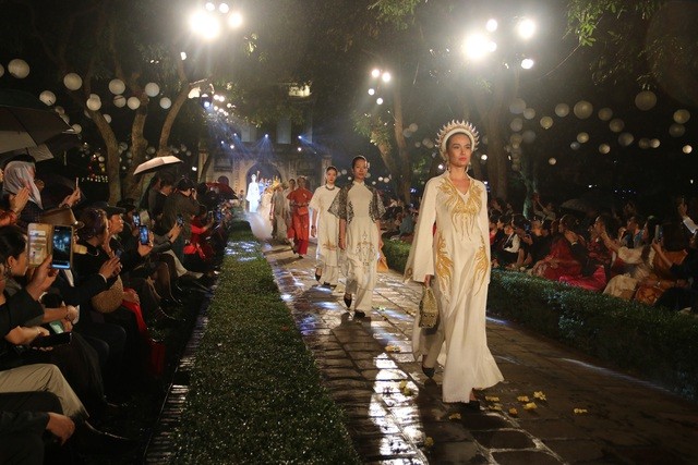 Những tà áo dài của trí tuệ Việt Nam chứa đựng nét văn hóa khác nhau trên thế giới (Ảnh: Ngọc Linh).