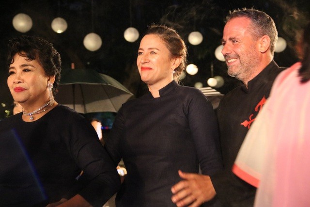 NSƯT Thanh Tú sánh bước cùng đại sứ và phu nhân Tây Ban Nha. (Ảnh: Ngọc Linh)