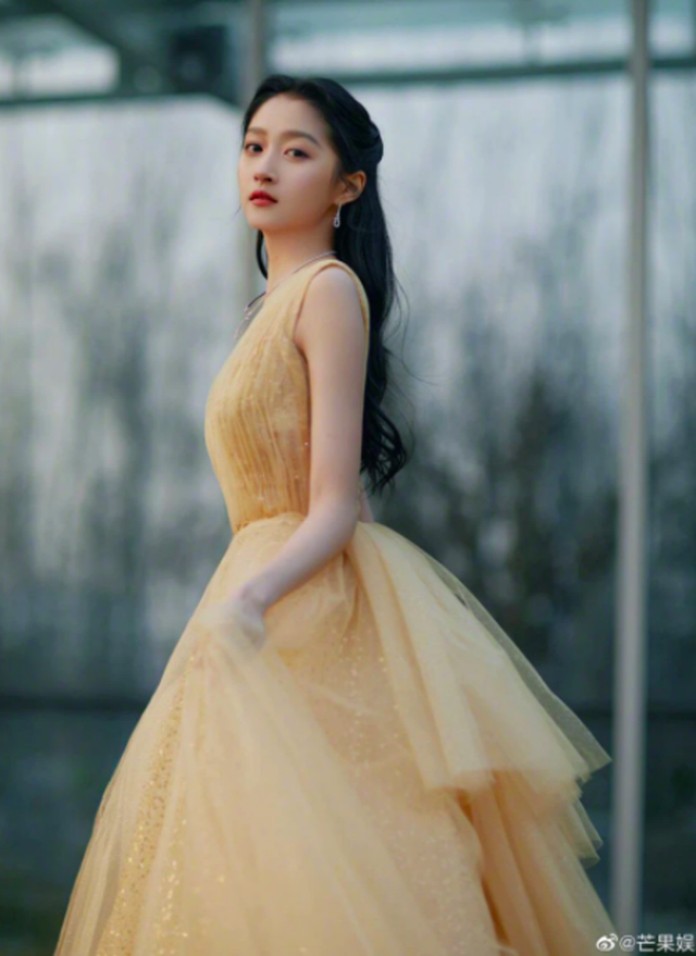 Ngắm đôi chân 'cực phẩm' của mỹ nhân 9x Quan Hiểu Đồng