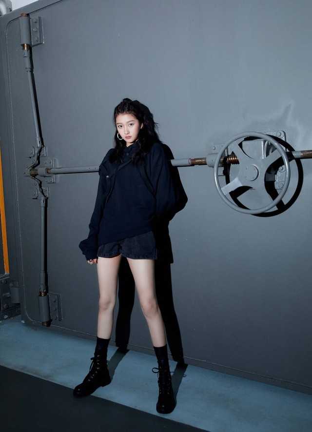 Ngắm đôi chân 'cực phẩm' của mỹ nhân 9x Quan Hiểu Đồng