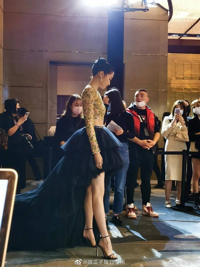 Ngắm đôi chân 'cực phẩm' của mỹ nhân 9x Quan Hiểu Đồng