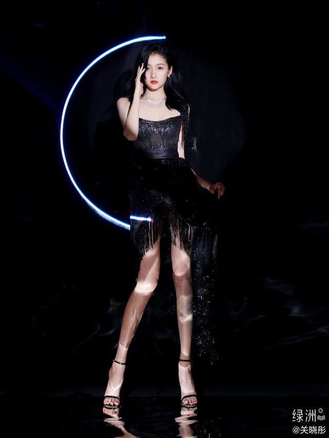 Ngắm đôi chân 'cực phẩm' của mỹ nhân 9x Quan Hiểu Đồng