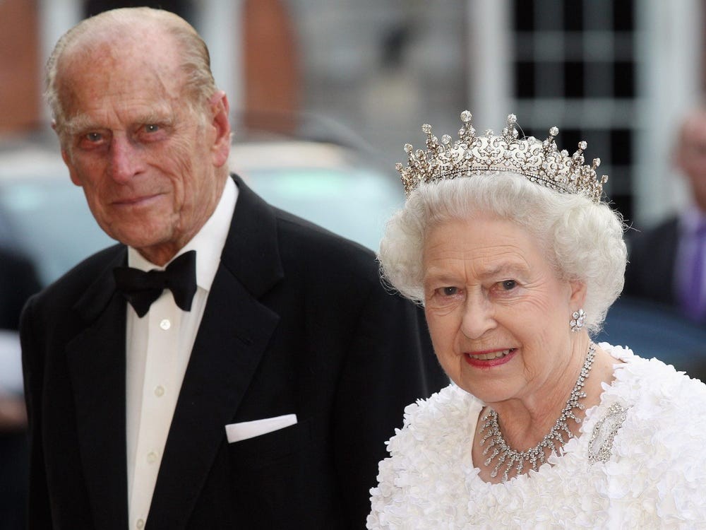 Nguồn gốc của chiếc nhẫn đính hôn Hoàng thân Phillip tặng Nữ hoàng Elizabeth II