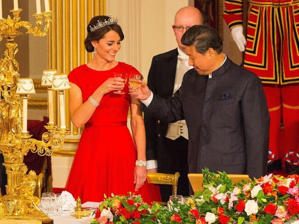 Nguồn gốc của chiếc nhẫn đính hôn Hoàng thân Phillip tặng Nữ hoàng Elizabeth II