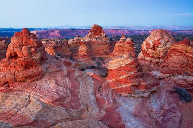 Khu thắng cảnh được chia thành 2 phần: Bắc Coyote Buttes và Nam Coyote Buttes nhưng phía bắc (ảnh) là nơi được yêu thích hơn cả. Khu vực này có độ cong uốn lượn độc đạo, được gọi là Vẻ đẹp đáng kinh ngạc của 5 công viên địa chất phủ màu cầu vồng đẹp nhất thế giới