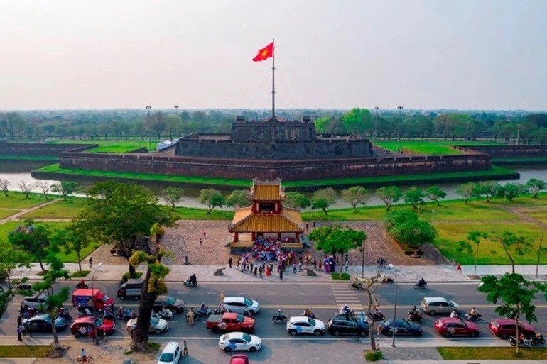 Đoàn caravan lớn nhất đi bằng xe ô tô sang đến tham quan Thừa Thiên Huế (Ảnh: Đình Hoàng).