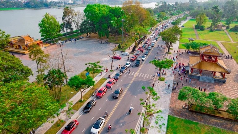 Đoàn dừng lại trước Phu Văn Lâu và bến Nghinh Lương Đình.