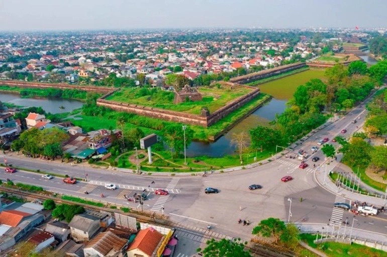 Đoàn xe sang nối đuôi tham quan các thắng cảnh xưa triều Nguyễn tại Huế. (Ảnh: Đình Hoàng)