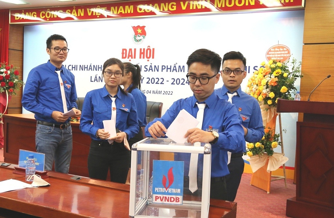 Các đại biểu bỏ phiếu bầu Ban Chấp hành Chi đoàn PVNDB lần I, nhiệm kỳ 2022-2024.