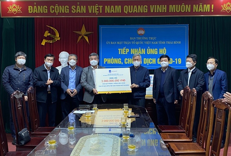 Tập đoàn Dầu khí Việt Nam chi nhánh phân phối sản phẩm lọc dầu Nghi Sơn trao 2 tỷ đồng ủng hộ công tác phòng, chống dịch Covid-19 của TP. Thái Bình. Tập đoàn Dầu khí Việt Nam chi nhánh phân phối sản phẩm lọc dầu Nghi Sơn trao 2 tỷ đồng ủng hộ công tác phòng, chống dịch Covid-19 của TP. Thái Bình.