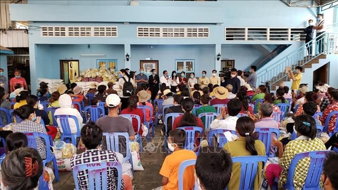 Trao 430 suất quà cho gia đình người gốc Việt tại Campuchia bị ảnh hưởng bởi dịch Covid-19