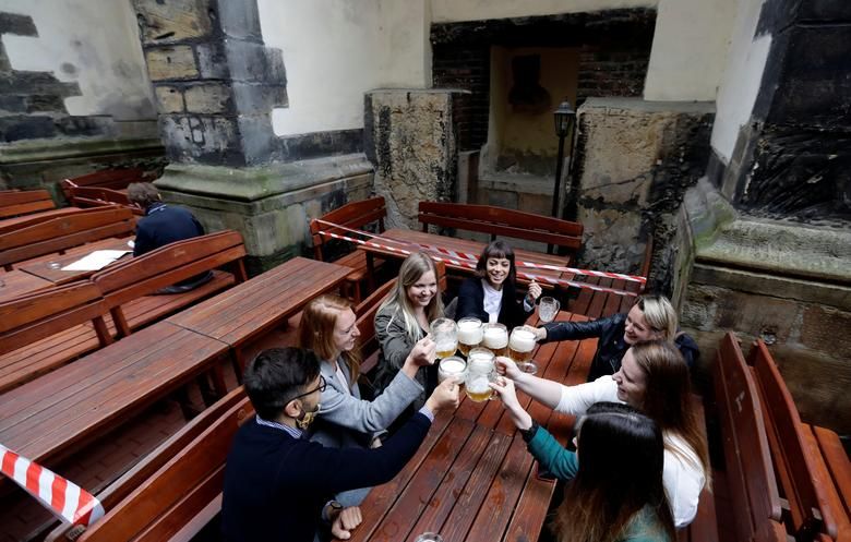 dich covid 19 cac nuoc noi long cach ly xa hoi nguoi dan tranh thu bung lua