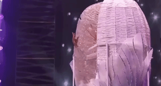 Khánh Vân trong phần thi trang phục dân tộc