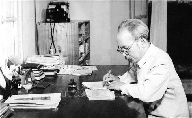 Bác Hồ làm việc tại Nhà 54 - ngôi nhà nhỏ vốn của người thợ điện phục vụ cho phủ Toàn quyền Đông Dương cũ, từ tháng 12/1954 đến tháng 5/1958. Ảnh: Tư liệu TTXVN Bác Hồ làm việc tại Nhà 54 - ngôi nhà nhỏ vốn của người thợ điện phục vụ cho phủ Toàn quyền Đông Dương cũ, từ tháng 12/1954 đến tháng 5/1958. Ảnh: Tư liệu TTXVN