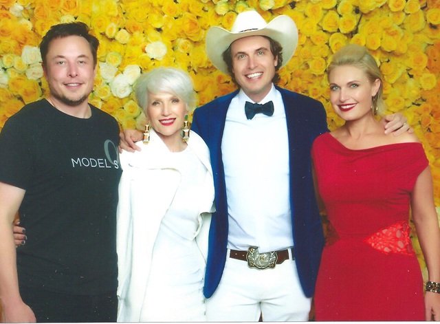 Bà Maye Musk bên ba đứa con thành công và nổi tiếng của mình.