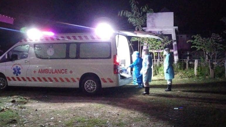 Các chuyên gia y tế Việt Nam cấp cứu một bệnh nhân Covid-19 tại Bệnh viện Phonthong - Lào