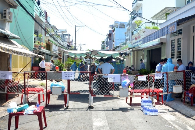 Đường Đoàn Phú Tứ (phường An Lạc An, quận Bình Tân, TPHCM) có 72 hộ dân sinh sống với hơn 300 nhân khẩu đang bị phong tỏa (ảnh: Hoàng Thuận). Đường Đoàn Phú Tứ (phường An Lạc An, quận Bình Tân, TPHCM) có 72 hộ dân sinh sống với hơn 300 nhân khẩu đang bị phong tỏa (ảnh: Hoàng Thuận).