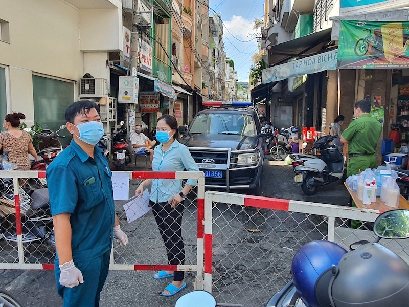 Cơ quan chức năng phong toả con hẻm tại quận 3 nơi phát hiện chuỗi lây nhiễm 5 người trong một gia đình