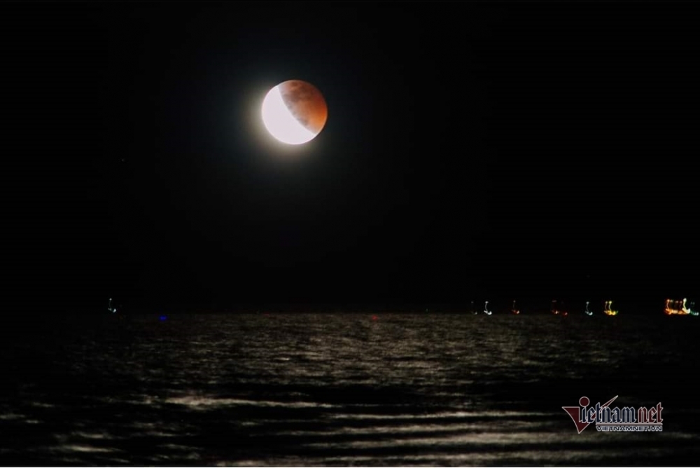 Cảnh tượng ngoạn mục, hiếm gặp của 'siêu trăng máu' trên khắp thế giới