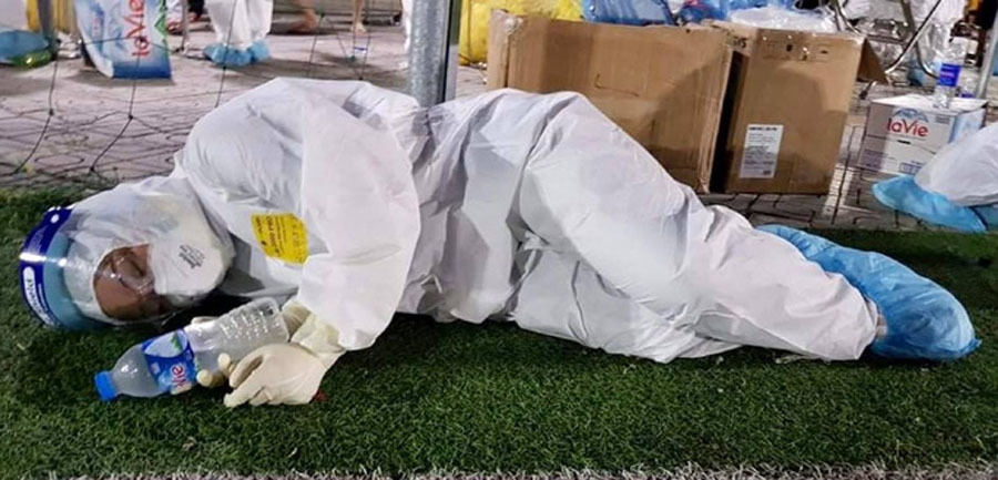 Những khoảnh khắc chạm đến trái tim tại tâm dịch Covid-19 ở Bắc Giang