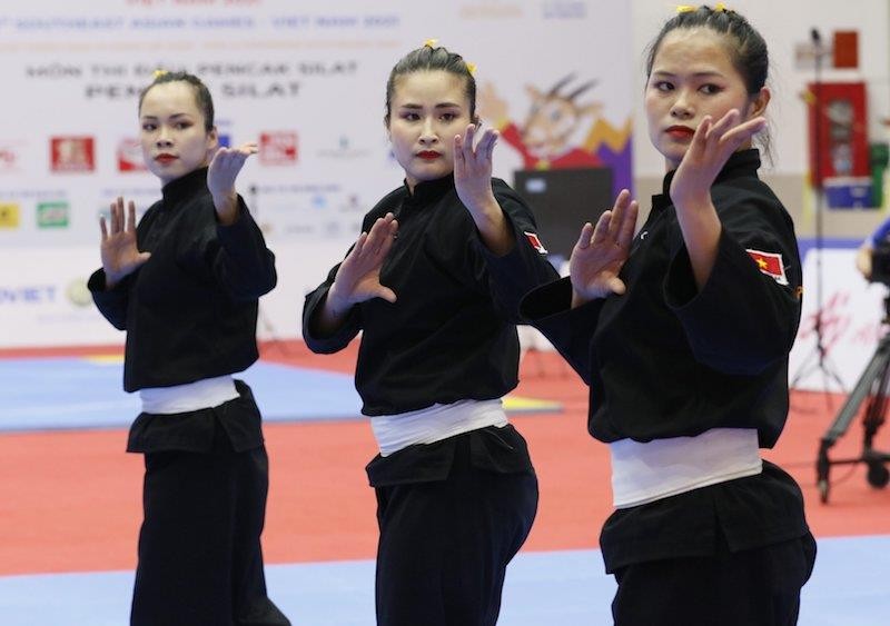 Phần thi đấu của Vương Thị Bình - Nguyễn Thị Thu Hà - Nguyễn Thị Huyền được các trọng tài chấm 9,996 điểm. (Nguồn: SEA Game 31)