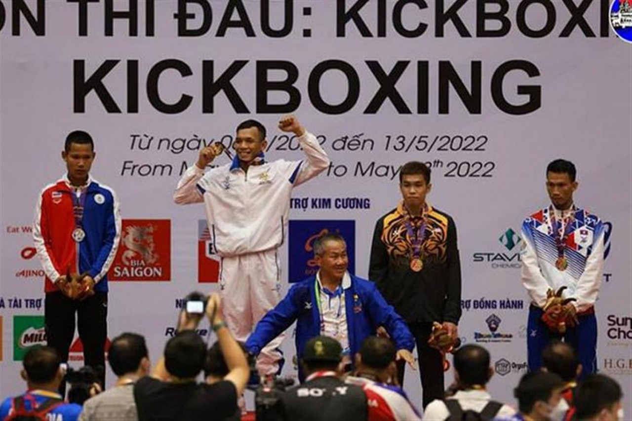 Toch Rachhan (thứ hai từ trái sang) giành huy chương vàng đầu tiên cho Đoàn Thể thao Campuchia.