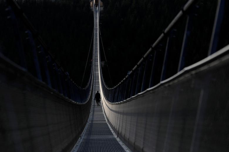 Vẻ phấn khích của du khách khi bước trên trên cây cầu treo dài nhất thế giới