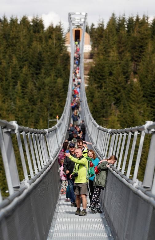 Vẻ phấn khích của du khách khi bước trên trên cây cầu treo dài nhất thế giới