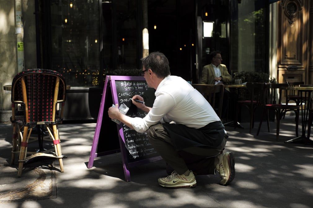 sau 11 tuan cach ly do dich covid 19 nguoi dan phap no nuc keo nhau diuong ca phe