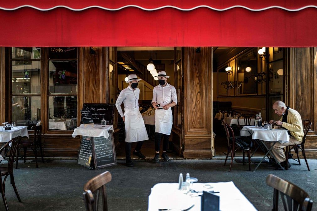 sau 11 tuan cach ly do dich covid 19 nguoi dan phap no nuc keo nhau diuong ca phe