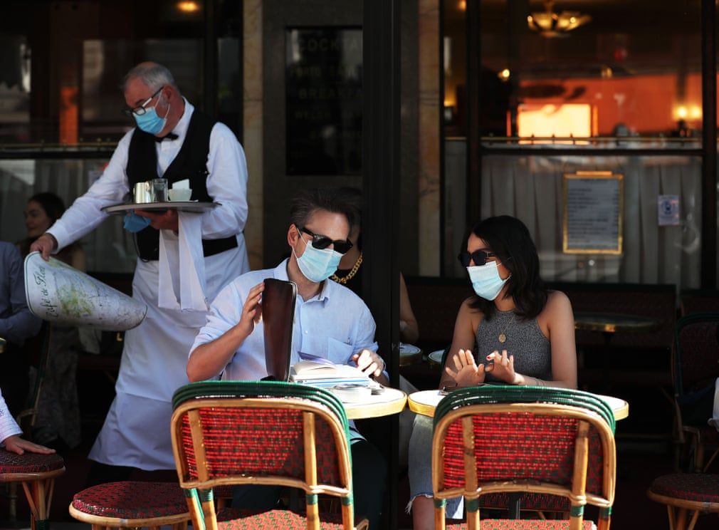 sau 11 tuan cach ly do dich covid 19 nguoi dan phap no nuc keo nhau diuong ca phe