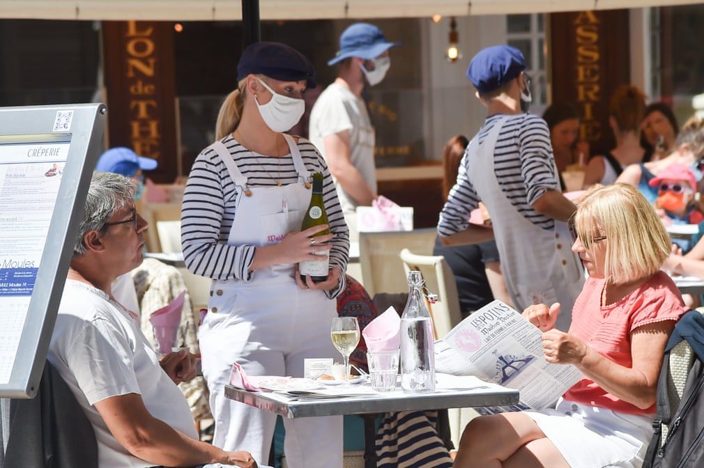 sau 11 tuan cach ly do dich covid 19 nguoi dan phap no nuc keo nhau diuong ca phe