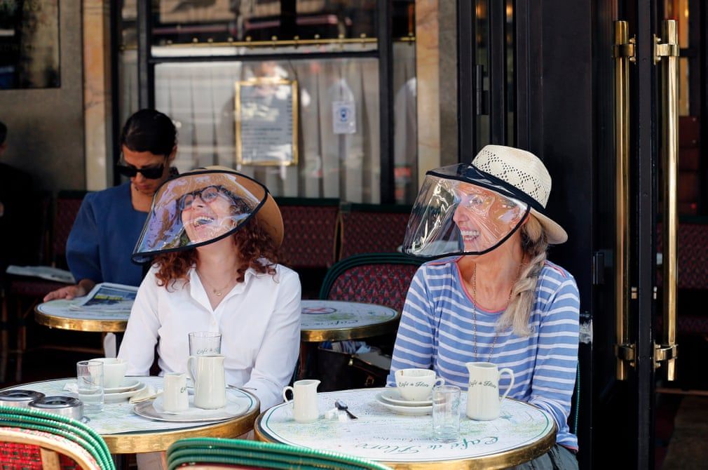 sau 11 tuan cach ly do dich covid 19 nguoi dan phap no nuc keo nhau diuong ca phe