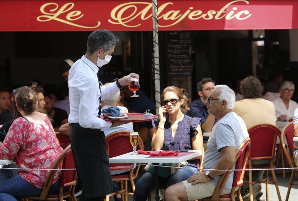 sau 11 tuan cach ly do dich covid 19 nguoi dan phap no nuc keo nhau diuong ca phe