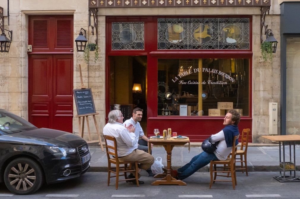 sau 11 tuan cach ly do dich covid 19 nguoi dan phap no nuc keo nhau diuong ca phe