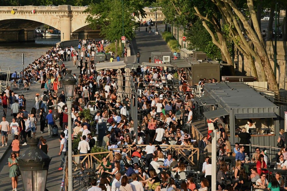 sau 11 tuan cach ly do dich covid 19 nguoi dan phap no nuc keo nhau diuong ca phe