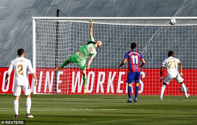 danh bai eibar real madrid tiep tuc bam duoi barcelona 5