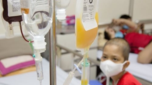 Chịu ảnh hưởng bởi dịch Covid-19, nhiều em bé mòn mỏi chờ truyền máu trong ngày Tết thiếu nhi