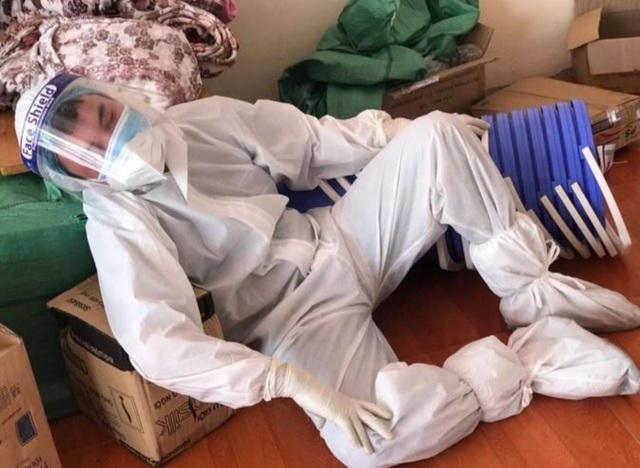 Covid-19 ở Việt Nam: Thời tiết nắng nóng, y, bác sĩ kiệt sức trong bộ đồ bảo hộ Covid-19: Nhói lòng hình ảnh y, bác sĩ kiệt sức trong bộ đồ bảo hộ vì nắng nóng