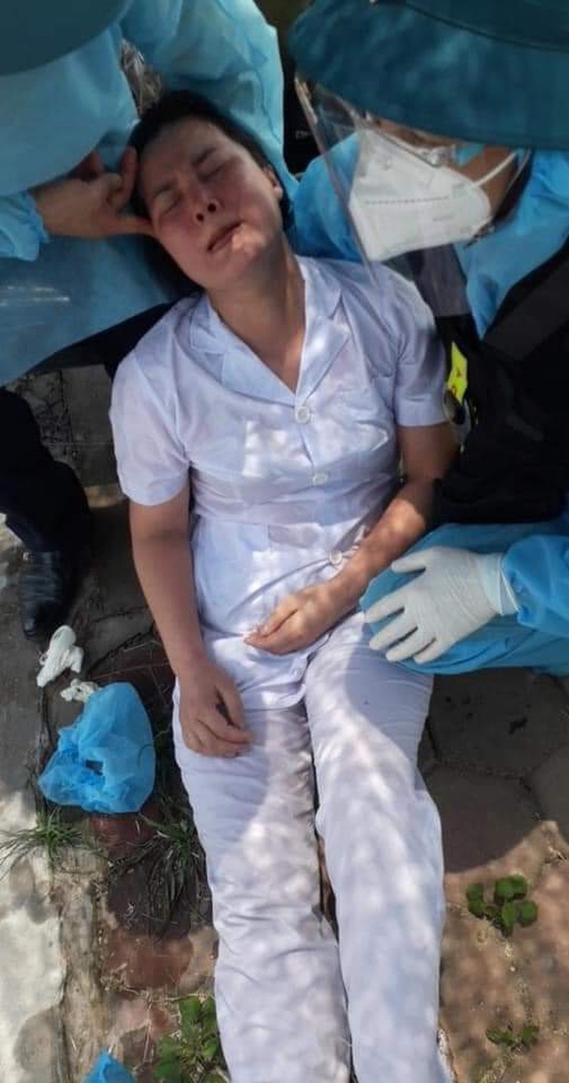 Covid-19 ở Việt Nam: Thời tiết nắng nóng, y, bác sĩ kiệt sức trong bộ đồ bảo hộ Covid-19: Nhói lòng hình ảnh y, bác sĩ kiệt sức trong bộ đồ bảo hộ vì nắng nóng